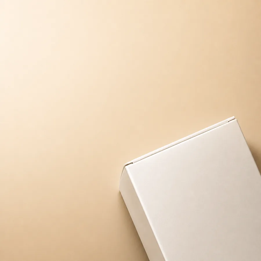 Confezione bianca minimale che rappresenta il servizio di packaging design